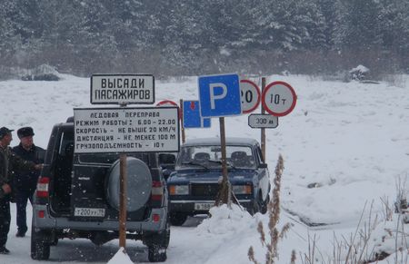 Ледовая переправа через реку Белый Июс. Фото Минтранса Хакасии